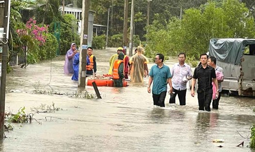 Chủ tịch UBND TP Phú Quốc Trần Minh Khoa (áo đen) cùng đoàn đi khảo sát các khu vực bị ngập. Ảnh: Phú Quốc