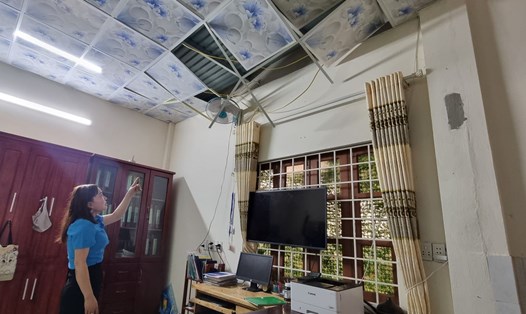 Trận lốc xoáy quét qua khiến giáo viên lo lắng. Ảnh: Hưng Thơ