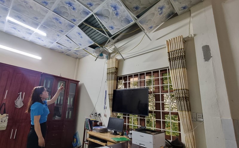 The tornado swept through, making teachers worried. Photo: Hung Tho