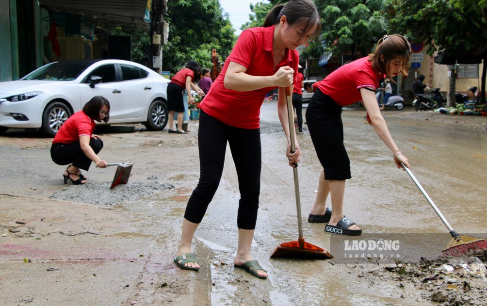 Cac can bo nha truong van dang tiep tuc don dep, ve sinh.