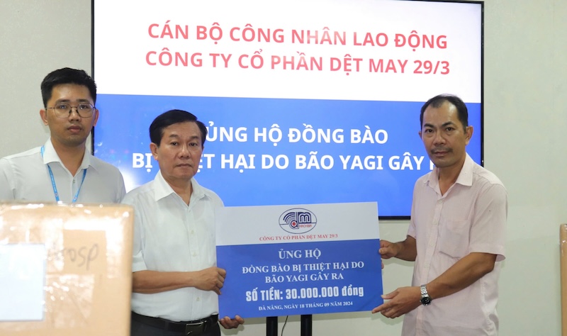 29/3 Textile Joint Stock Company supports flood victims. Photo: Nguyen Linh