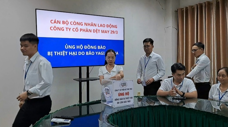 Cong nhan, nguoi lao dong cua Cong ty co phan det may 29/3 dong gop, ho tro nguoi dan bi thiet hai boi con bao so 3. Anh: Nguyen Linh