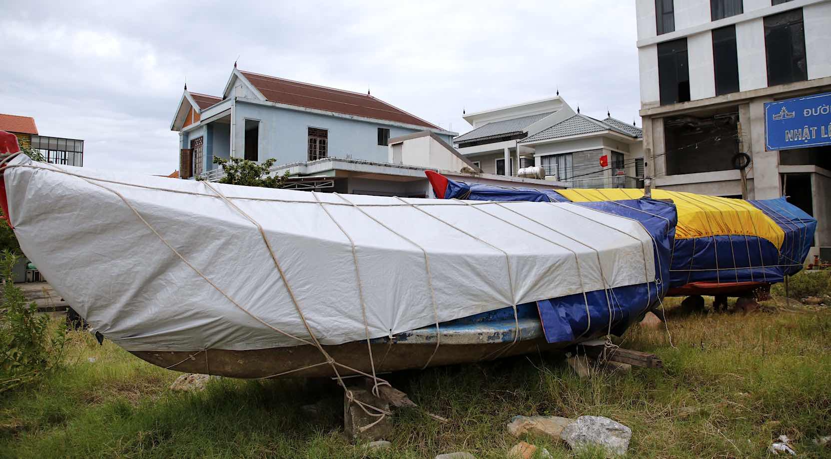 Chieu 18.9, ghi nhan cua PV Bao Lao Dong, nguoi dan tai xa Bao Ninh (TP Dong Hoi) da chuyen thuyen vao au thuyen hoac dua len bo de ung pho voi ap thap nhiet doi gan bo. Anh: Cong Sang 