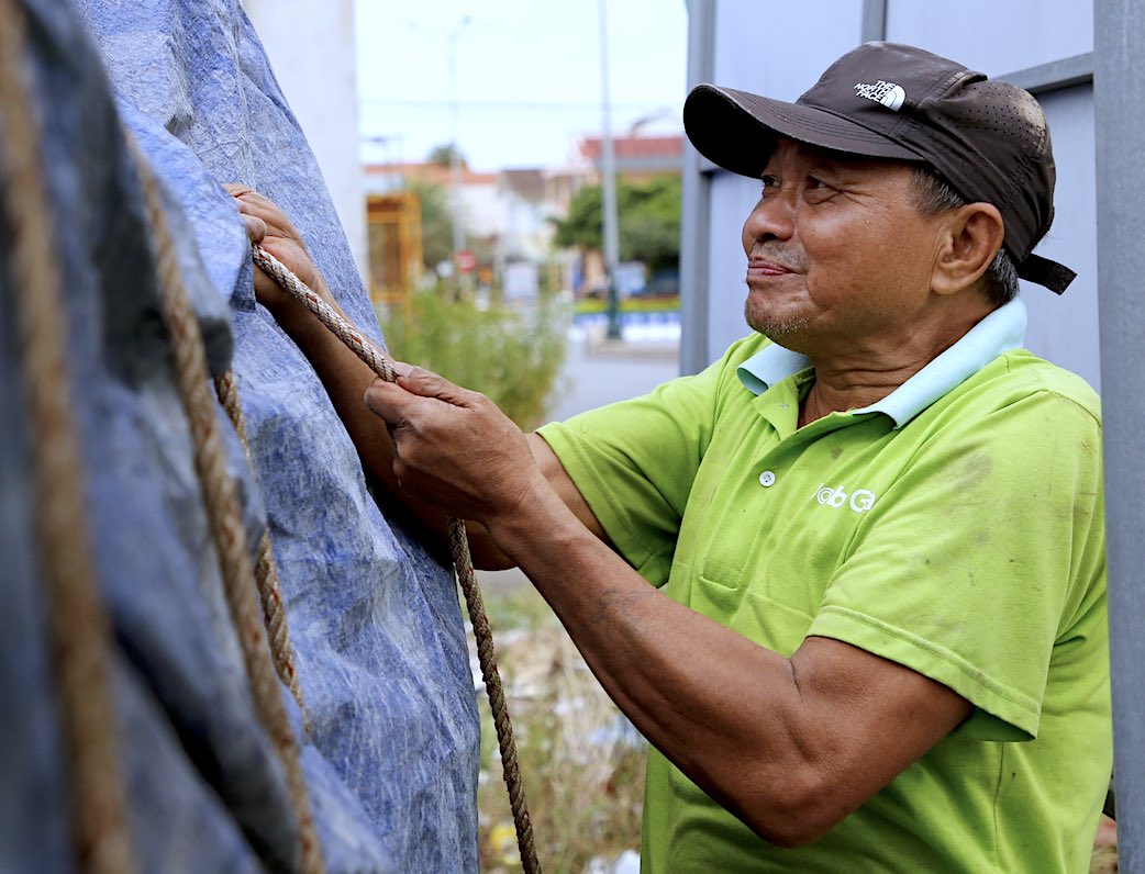 “Thuyen cua toi dung cau muc nhay, chieu di toi lai ve, de dam bao tai san khong mat mat, toi da cau thuyen len bo ke cao, chang buoc can than giup thuyen an toan” – ong Than noi. Anh: Cong Sang