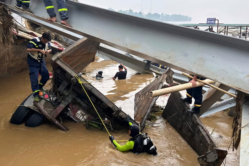 Chiec xe dau keo duoc phat hien cach khu vuc cau Phong Chau sap khoang 100m. Anh: Cong an tinh Phu Tho.