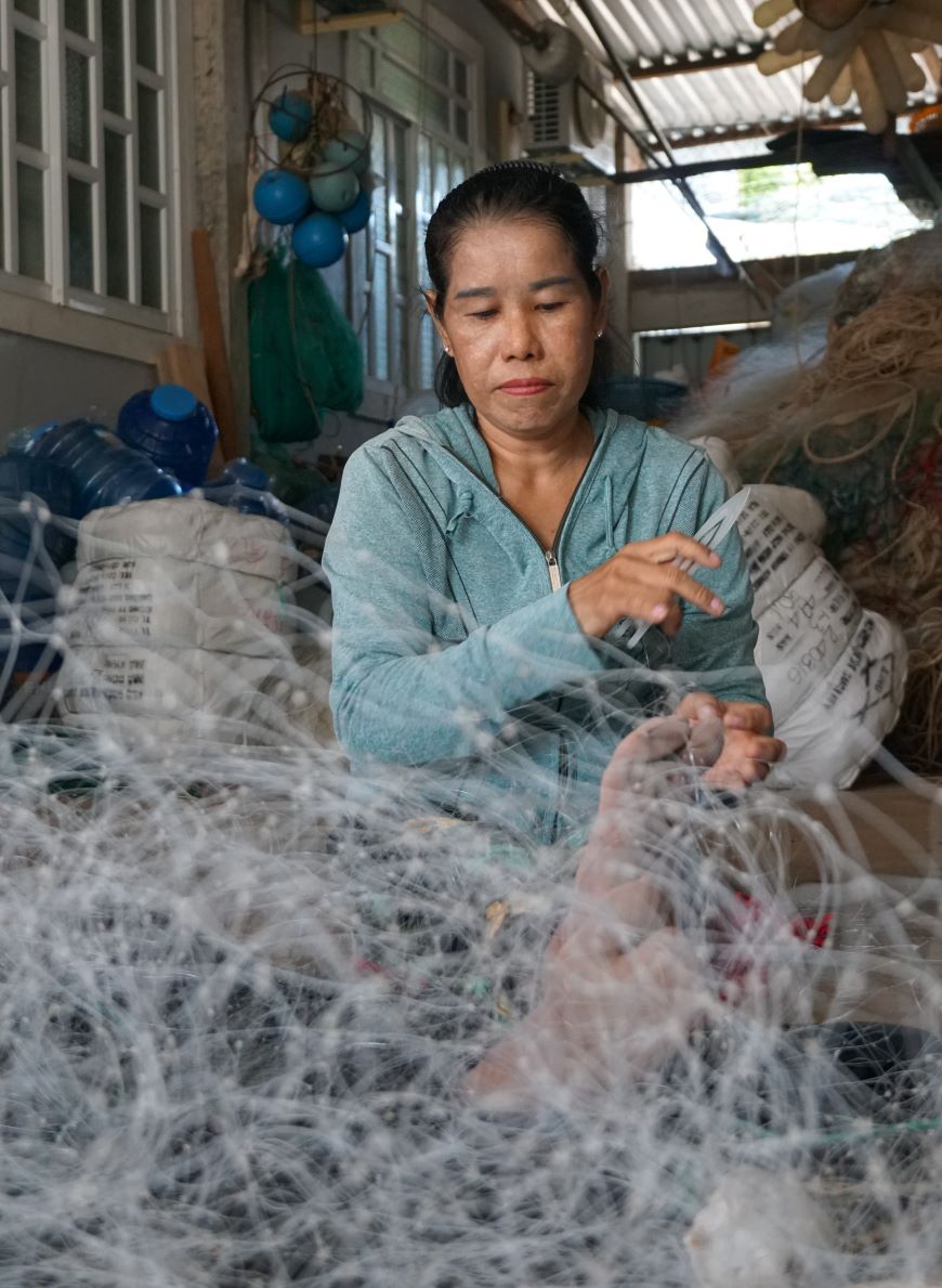 “Sang khoang 7, 8 gio sang toi den cac diem de va luoi, chieu khoang 3 gio thi. Trung binh moi ngay cung co thu nhap tu 160.000 dong. Cung nho chiec dan, tam luoi ma giup gia dinh toi co tien trang trai cuoc song“, chi Chau Thi Ngoc Dung co tren 30 nam theo nghe dan va luoi cho biet.