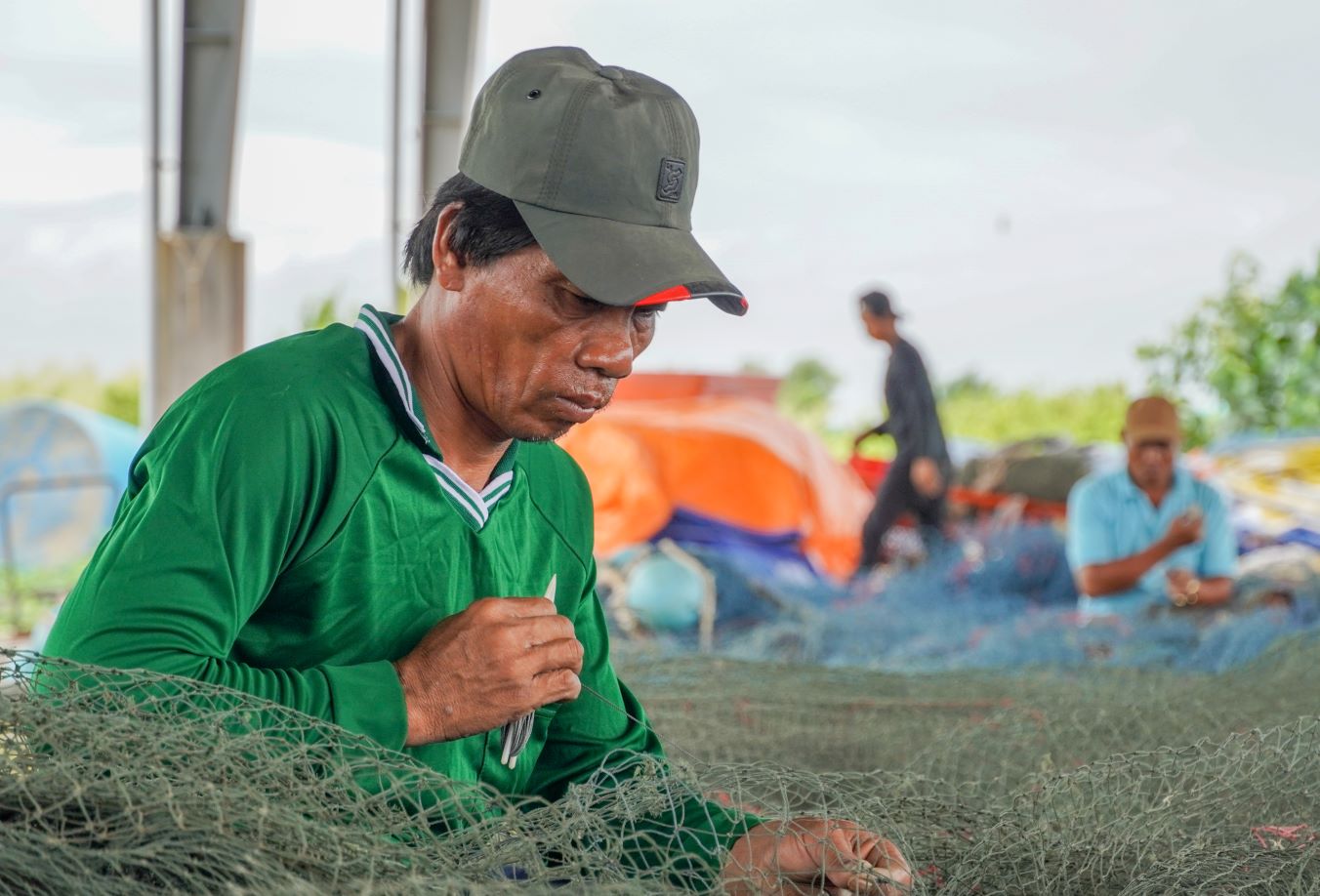 Ong Bui Phu Hai mot nguoi lam dich vu cung cap lao dong va luoi thue o Cang ca Tran De (huyen Tran De, tinh Soc Trang) cho biet: Doi va luoi thue cua ong khoang 60 nguoi. Khi nao cac chu tau can thi se lien he ong de bo tri lao dong tham gia. Trung binh moi nguoi co thu nhap tu 200.000 - 450.000 dong/ngay, duoc bao an ca com trua. Cong viec quanh nam nen thu nhap rat on dinh. Tinh ra moi nguoi co thu nhap tu 6 -10 trieu dong/thang“.