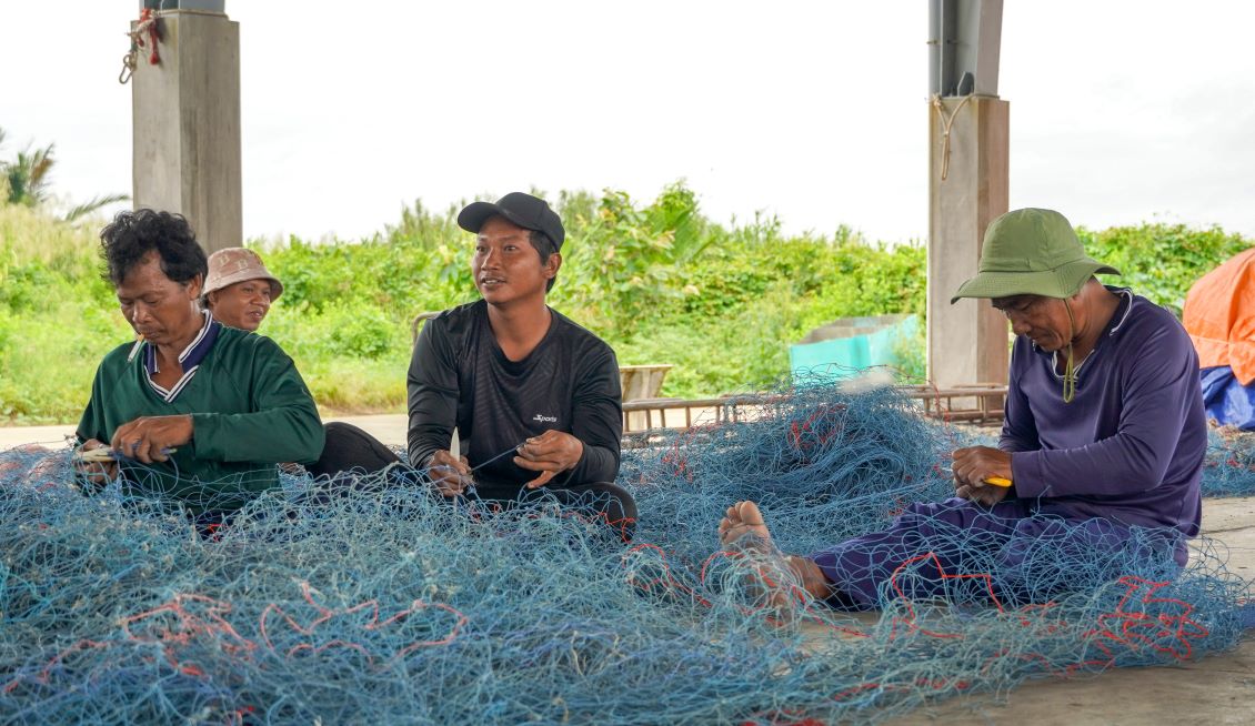 Ba Lam Thi Bich Phuong - Chu tich Hoi LHPN xa Trung Binh (huyen Tran De, tinh Soc Trang) cho biet de khac phuc tinh trang lam an nho le, giup chi em co cong an viec lam on dinh hon, Hoi da thanh lap duoc 8 to va luoi va mot cau lac bo Phu nu dam dang giup chong di bien. Khi tham gia vao cac to, chi em rat phan khoi vi co viec lam tai cho thuong xuyen hon. Tu do, cuoc song cung dan on dinh, gop phan rat lon vao muc tieu giam ngheo tai dia phuong.