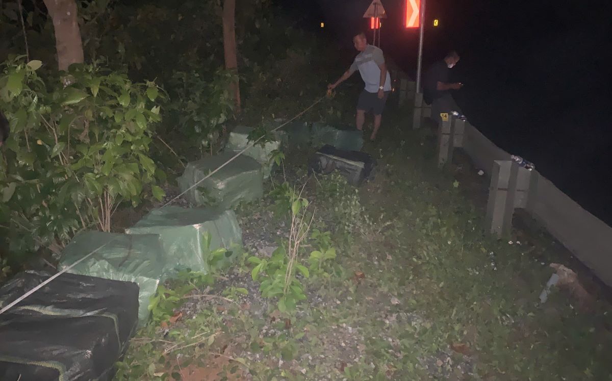 Các bao gai chứa thuốc lá lậu bị bỏ lại bên đường. Ảnh: Công an huyện Đakrông.