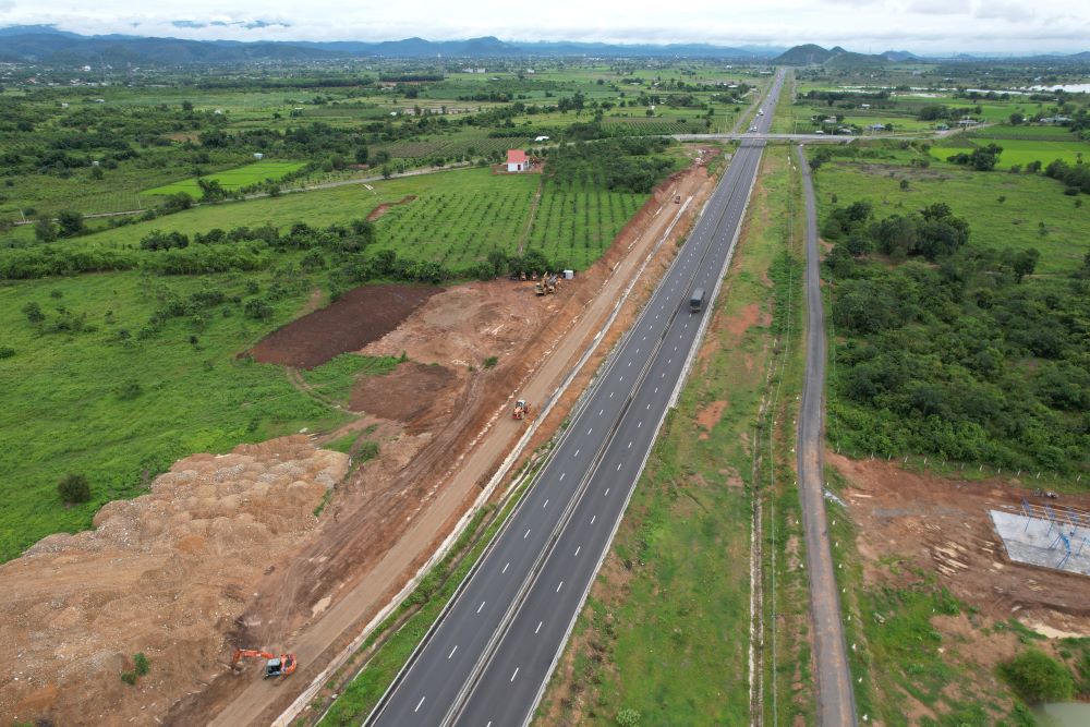 Xe muc tai mat bang tram dung nghi ben phai tuyen tai km205 cao toc Vinh Hao - Phan Thiet. Anh: Duy Tuan