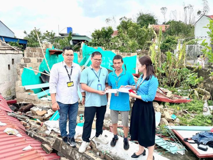 Công đoàn Công ty giày Aurora Việt Nam hỗ trợ đoàn viên bị thiệt hại do bão số 3. Ảnh: Đồng Phượng