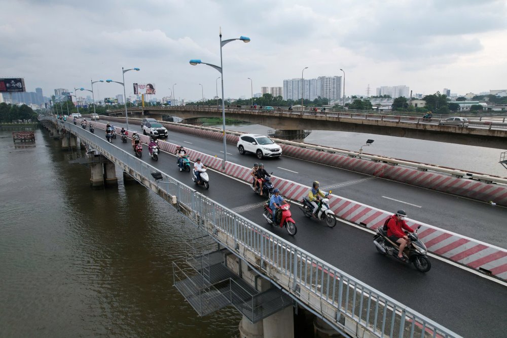 Cau Binh Trieu 1 bac qua song Sai Gon tren tuyen duong quoc lo 13, noi lien quan Binh Thanh va TP Thu Duc. Cau dai 554m, xay dung truoc nam 1975, duoc nang cap mo rong tu 2 thanh 3 lan xe nam 2009. Hien cau cho xe chay mot chieu huong quan Binh Thanh di TP Thu Duc