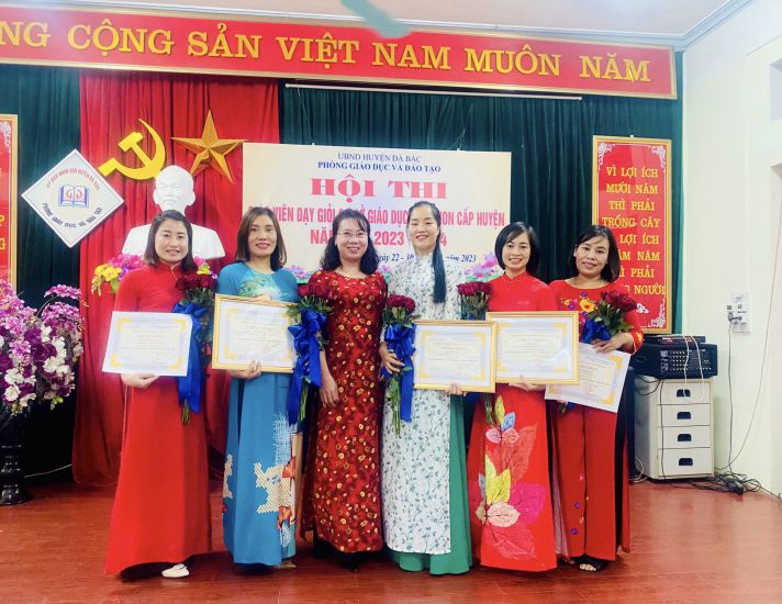 Nữ thủ lĩnh Công đoàn (thứ ba từ trái sang) nhiệt huyết trong mọi hoạt động, nhiệm vụ. Ảnh: Nhân vật cung cấp