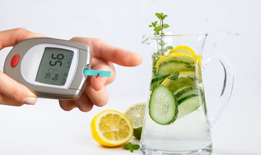 Thức uống bù nước tốt cho người đường huyết cao. Đồ họa: Hạ Mây