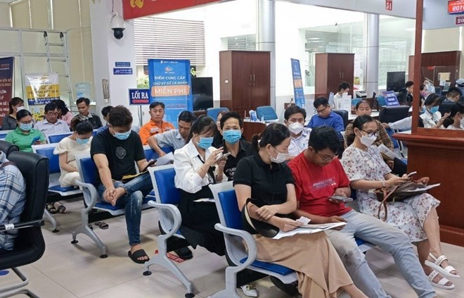 Người dân đến làm thủ tục đổi giấy phép lái xe tại Trung tâm phục vụ hành chính công tỉnh Long An. Ảnh: An Long