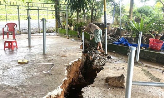 Một vết nứt lớn kéo dài ven Quốc lộ 14, đoạn qua Đắk Nông. Ảnh: Pha Lê