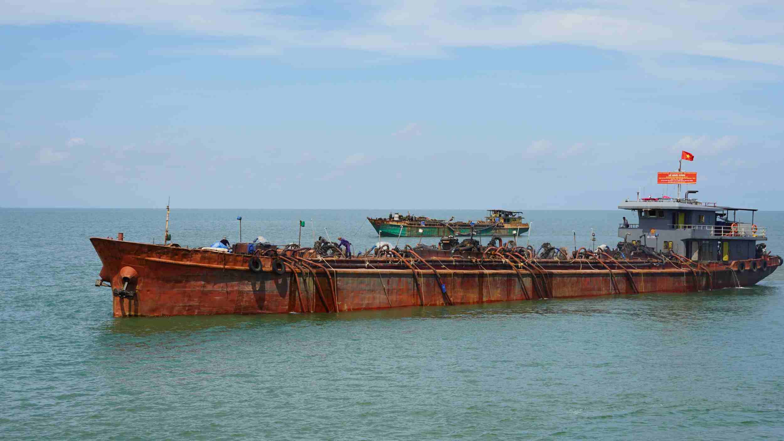 Khai thác cát biển phục vụ dự án cao tốc 
Cần Thơ - Cà Mau. Ảnh: Phương Anh