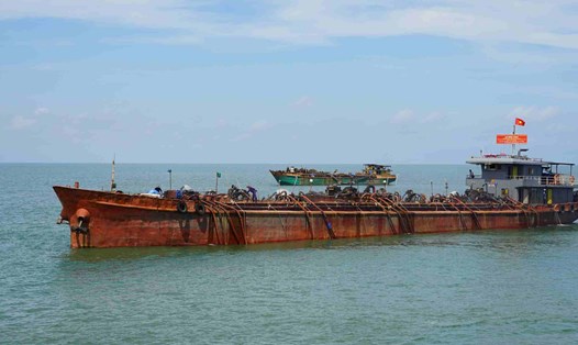 Khai thác cát biển phục vụ dự án cao tốc 
Cần Thơ - Cà Mau. Ảnh: Phương Anh