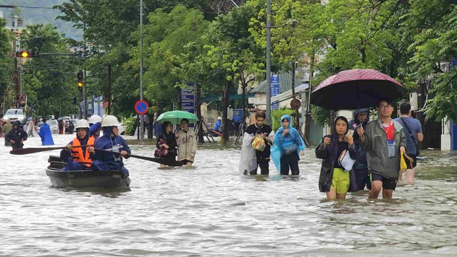 Miền Trung đối mặt với mưa rất lớn do ảnh hưởng từ bão số 4. Ảnh: Phúc Đạt