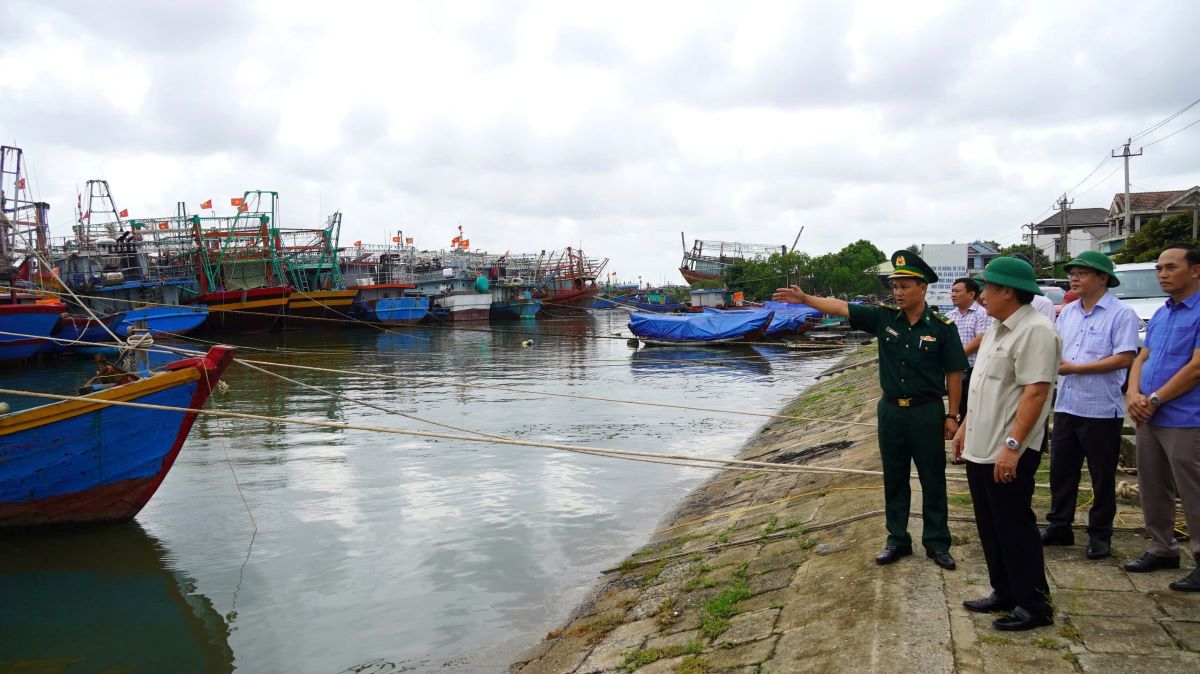 Lãnh đạo tỉnh Quảng Trị kiểm tra việc neo đậu tàu thuyền, phòng tránh áp thấp nhiệt đới có thể mạnh lên thành bão số 4. Ảnh: Tiến Nhất.