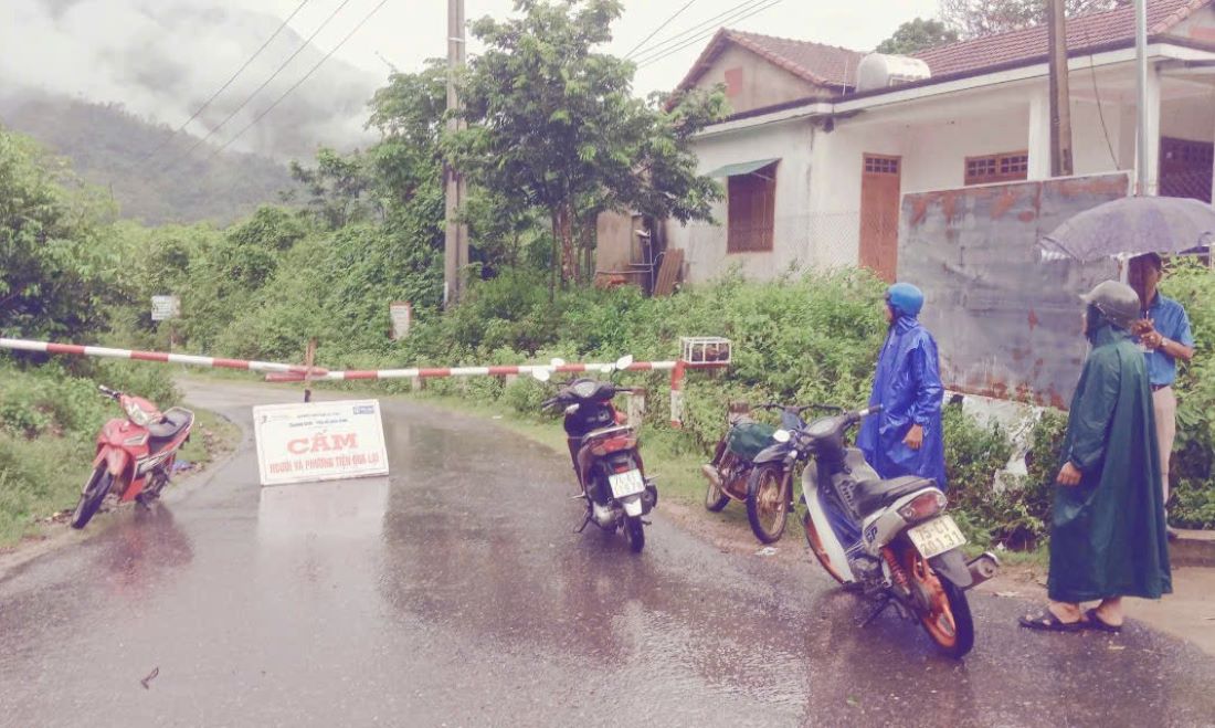 Cau tran o huyen Dakrong ngap nuoc, dia phuong cam cac phuong tien qua lai. Anh: H.Nguyen.