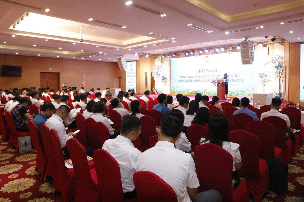 Hoa Binh Education Trade Union held a conference to summarize union activities in the 2023-2024 school year and deploy key tasks for the 2024-2025 school year. Photo: Minh Nguyen