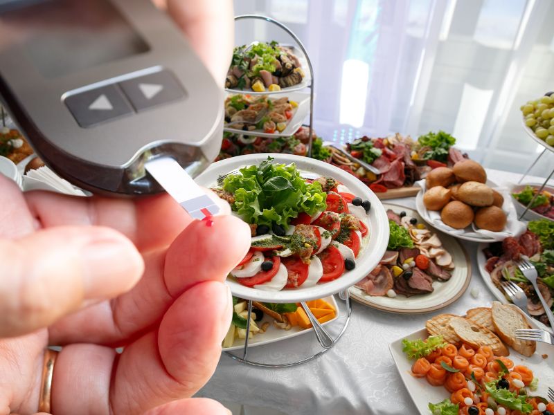 Mẹo ngăn đường huyết tăng vọt sau khi ăn quá nhiều. Đồ họa: Hạ Mây