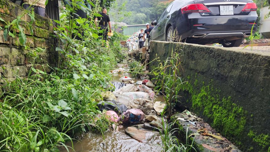 Rac thai tu bai rac cua nha may chay ra ngoai, o nhiem. Anh: Hoai Thanh