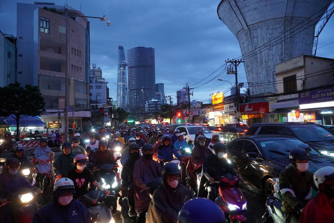 Chieu 18.9, TPHCM xuat hien con mua nang hat, dung luc luong xe co di lai dong duc khien tinh hinh giao thong tren nhieu tuyen duong TPHCM tro nen ket xe nghiem trong.