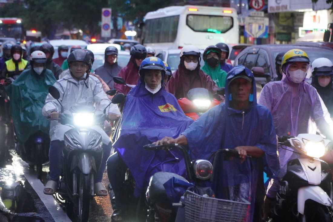 Phuong tien di chuyen cham, nhieu thoi diem phai “chon chan” tren duong Nguyen Tat Thanh. 