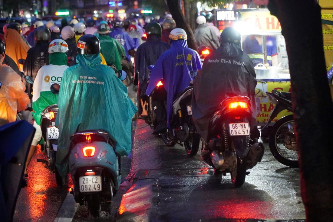 Nguoi dan dieu khien xe len via he, co gang som vuot qua doan duong un tac. 