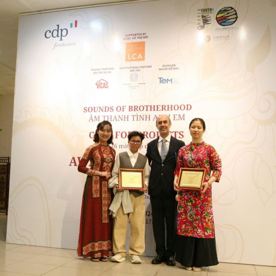 Nhạc trưởng Damiano Giuranna của Dàn nhạc Trẻ thế giới và PGS.TS Nguyễn Thị Thu Phương - Viện trưởng VICAS trao giải cho các tài năng nghệ thuật Việt Nam. Ảnh: Anh Tuấn