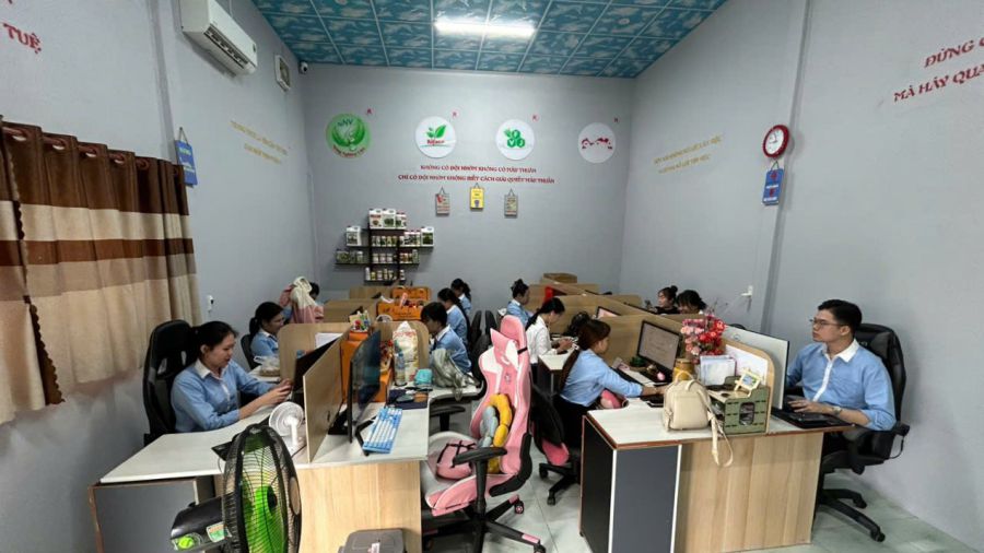 Nhân viên làm việc tại Công ty TNHH SX - TM & DV Nông nghiệp Việt tại Trà Vinh. Ảnh: Công ty cung cấp