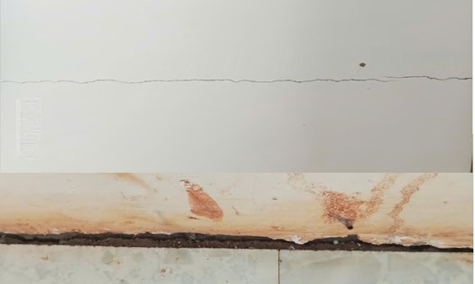 Vết nứt xuất hiện trong phòng học. Ảnh: Bảo Lâm