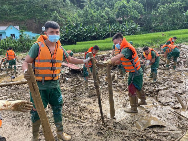 Lực lượng chức năng đang tìm kiếm những nạn nhân mất tích sau sạt lở đất ở thôn Làng Nủ, xã Phúc Khánh, huyện Bảo Yên, tỉnh Lào Cai. Ảnh: Cao Tuân