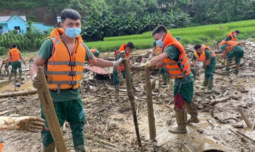 Lực lượng chức năng đang tìm kiếm những nạn nhân mất tích sau sạt lở đất ở thôn Làng Nủ, xã Phúc Khánh, huyện Bảo Yên, tỉnh Lào Cai. Ảnh: Cao Tuân