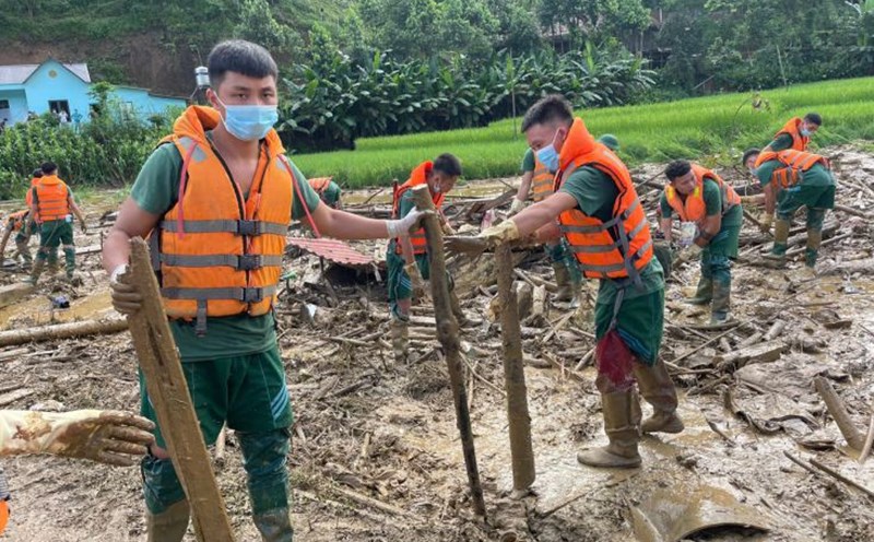 Authorities are searching for missing victims after a landslide in Lang Nu village, Phuc Khanh commune, Bao Yen district, Lao Cai province. Photo: Cao Tuan