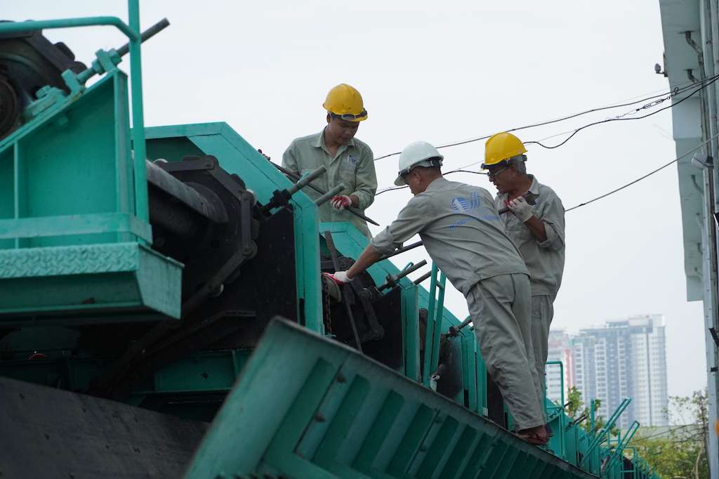 Technical staff of Yen So Pumping Station (Hoang Mai, Hanoi) clean and check the discharge to ensure clear flow after the impact of storm No. 3. Photo: Van Trang
