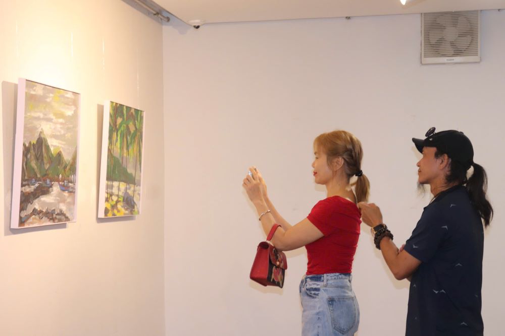 Artists from many provinces come to Da Nang to paint pictures of the city. Photo: NL
