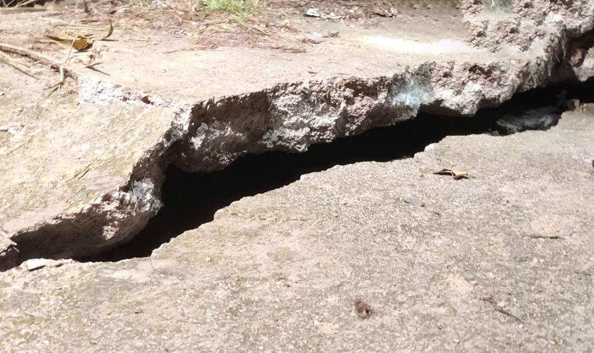 Mảng bê tông đứt gãy tại tổ, 7, khu 5, phường Quang Hanh, TP Cẩm Phả, tỉnh Quảng Ninh. Ảnh: Đoàn Hưng