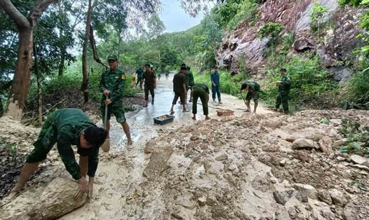 Các lực lượng cùng tham gia khắc phục sạt lở ở xã An Sơn. Ảnh: Bộ đội Biên phòng