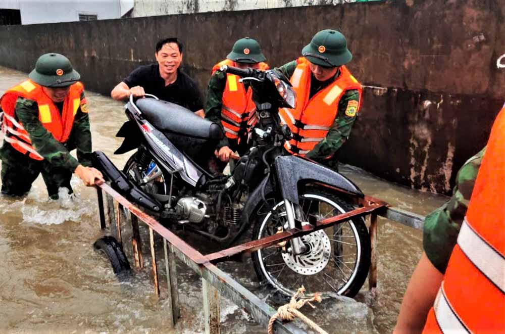 Ban Chỉ huy Biên phòng Cửa khẩu cảng Dương Đông (TP Phú Quốc) giúp dân di chuyển các xe máy bị hỏng do ngập nước. Ảnh: Bộ đội Biên phòng