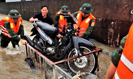 Ban Chỉ huy Biên phòng Cửa khẩu cảng Dương Đông (TP Phú Quốc) giúp dân di chuyển các xe máy bị hỏng do ngập nước. Ảnh: Bộ đội Biên phòng