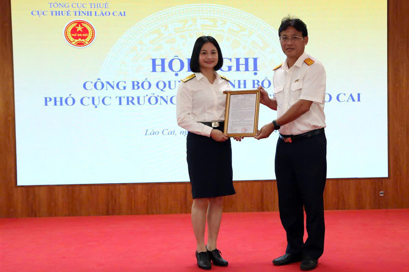 Ông Đặng Ngọc Minh - Phó Tổng Cục trưởng Tổng Cục Thuế - trao quyết định bổ nhiệm cho bà Vương Bích Hằng. Ảnh: Cổng thông tin Lào Cai

