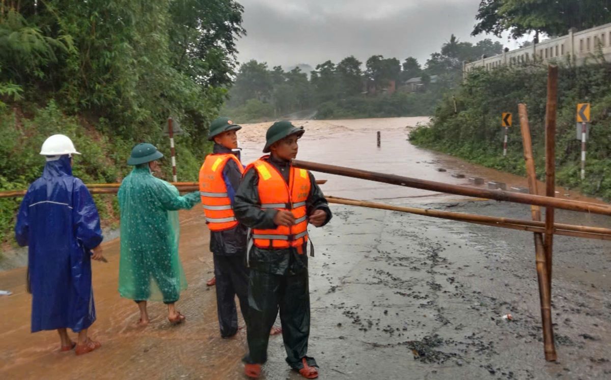 Quảng Trị lên kế hoạch sơ tán dân để tránh bão, sạt lở đất, lũ quét. Trong ảnh, lực lượng Biên phòng Quảng Trị ở khu vực cầu tràn nước dâng cao. Ảnh: Biên phòng Quảng Trị.