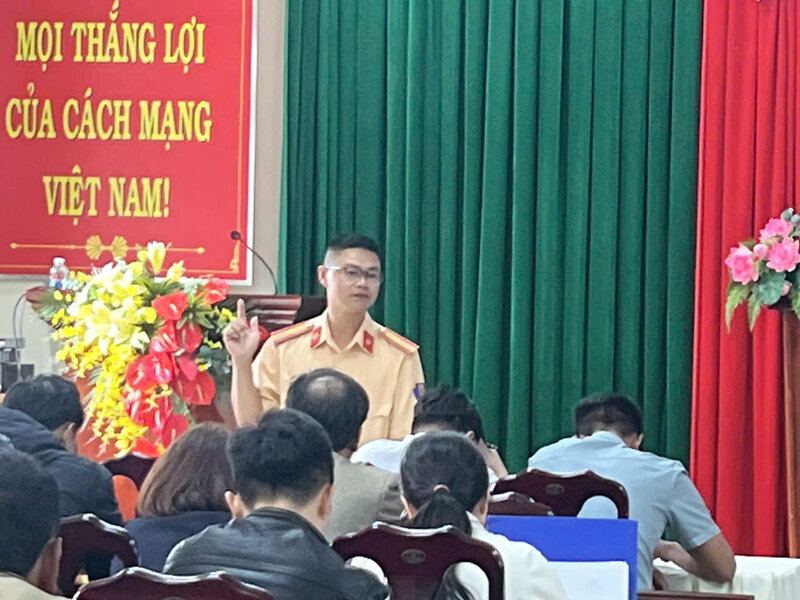 Liên đoàn Lao động huyện Lạc Dương phổ biến chính sách pháp luật cho hơn 100 cán bộ công đoàn. Ảnh N.LOAN