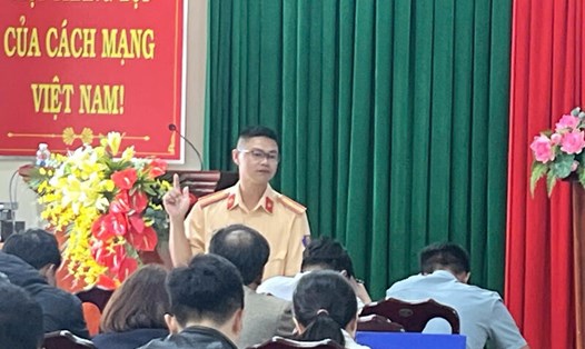 Liên đoàn Lao động huyện Lạc Dương phổ biến chính sách pháp luật cho hơn 100 cán bộ công đoàn. Ảnh N.LOAN