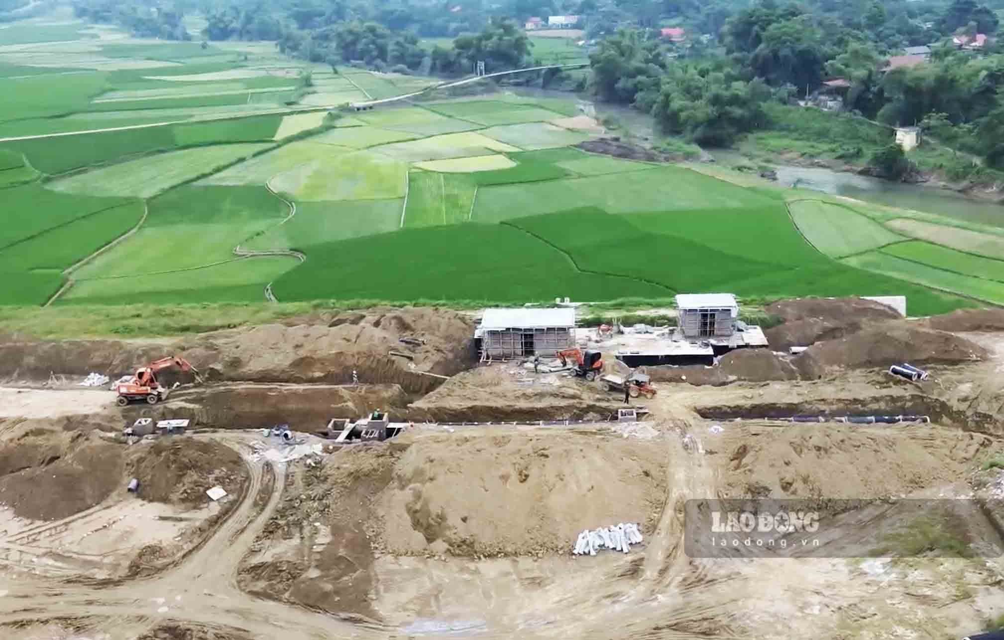 Hien tai don vi thi cong dang tien hanh xay dung duong giao thong noi bo, he thong thoat nuoc va cac hang muc phu tro. De thuc hien du an CCN Tan Duong hon 200 ho dan co dat bi thu hoi, chu yeu la dat rung san xuat va dat hai lua.