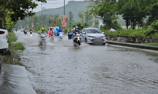 Nhiều tuyến đường ở TP. Huế bị ngập do mưa lớn trong ngày 18.9 trước khi áp thấp nhiệt đới mạnh lên thành bão số 4. Ảnh: Phúc Đạt.