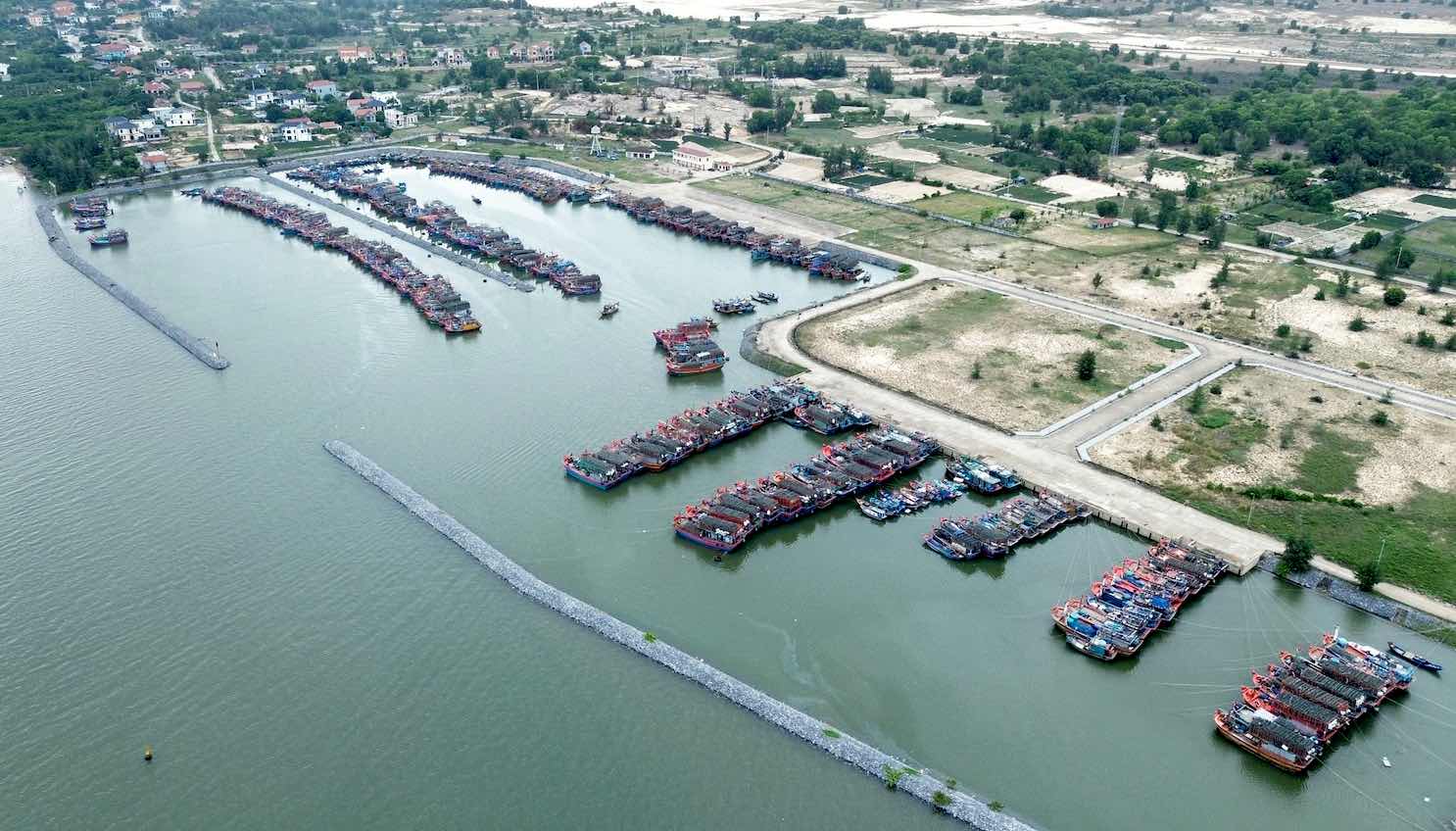 Người dân tại TP Đồng Hới (tỉnh Quảng Bình) đã đưa thuyền lên bờ, vào âu thuyền chằng chéo để ứng phó với bão số 4 sắp đổ bộ miền Trung. Ảnh: Công Sáng